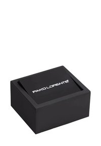 Czarne prostokątne pudełko o gładkim, matowym wykończeniu, z białym wypukłym logo na górze. Pudełko ma otwieraną pokrywę i nie posiada dodatkowych elementów metalowych.