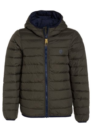 Olivengrøn quiltet dunjakke med marineblåt for, hætte og fuld lynlås foran med gul trækflig.