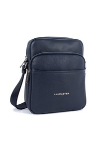 Piccola borsa a tracolla in pelle texture blu navale con due scomparti con zip e logo "LANCASTER" sulla tasca anteriore.