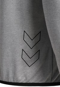 Grijze sportshorts van textuurstof, met een zwart chevron-logo aan de zijkant en een zwarte accent langs de zoom.