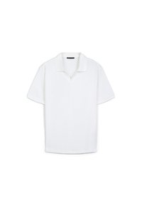 Polo bianco a maniche corte con texture a coste, dotato di un colletto classico e una vestibilità leggermente più rilassata. Nessun motivo o accessorio visibile.