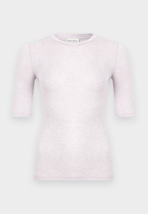 Vaaleanpunainen istuva t-paita, jossa on lyhyet hihat, pyöreä pääntie ja sileä, hieman teksturoitu materiaali. Ei kuvioita tai koristuksia.