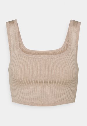 Beige ribstrikket ærmeløs crop top med brede skulderstropper og firkantet udskæring på ensfarvet baggrund.