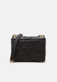 Sac à main en cuir noir avec un motif en losanges matelassé, accents en métal doré et une bandoulière amovible. Forme rectangulaire, texture lisse.