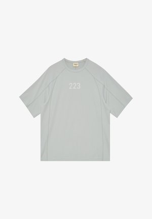 Hellgraues Kurzarm-Shirt mit Rundhalsausschnitt, texturiertem Stoff und weißer "223"-Aufschrift auf der Brust, mit "HALO"-Etikett im Kragen.