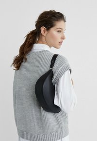 Stradivarius - HALF-MOON SHOULDER - Handbag - black Thumbnail Image 1