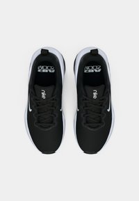 Crne Nike Air Zoom tenisice, lagani mrežasti gornji dio, istaknuto vezivanje, bijeli akcent na potplatu, te logo na jeziku i bočnoj strani.