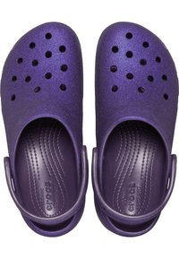 Lila glitzernde Clogs mit Belüftungsöffnungen, einem Riemen an der Rückseite und einer strukturierten Innenseite für Komfort. Hergestellt aus leichtem, strapazierfähigem Material.