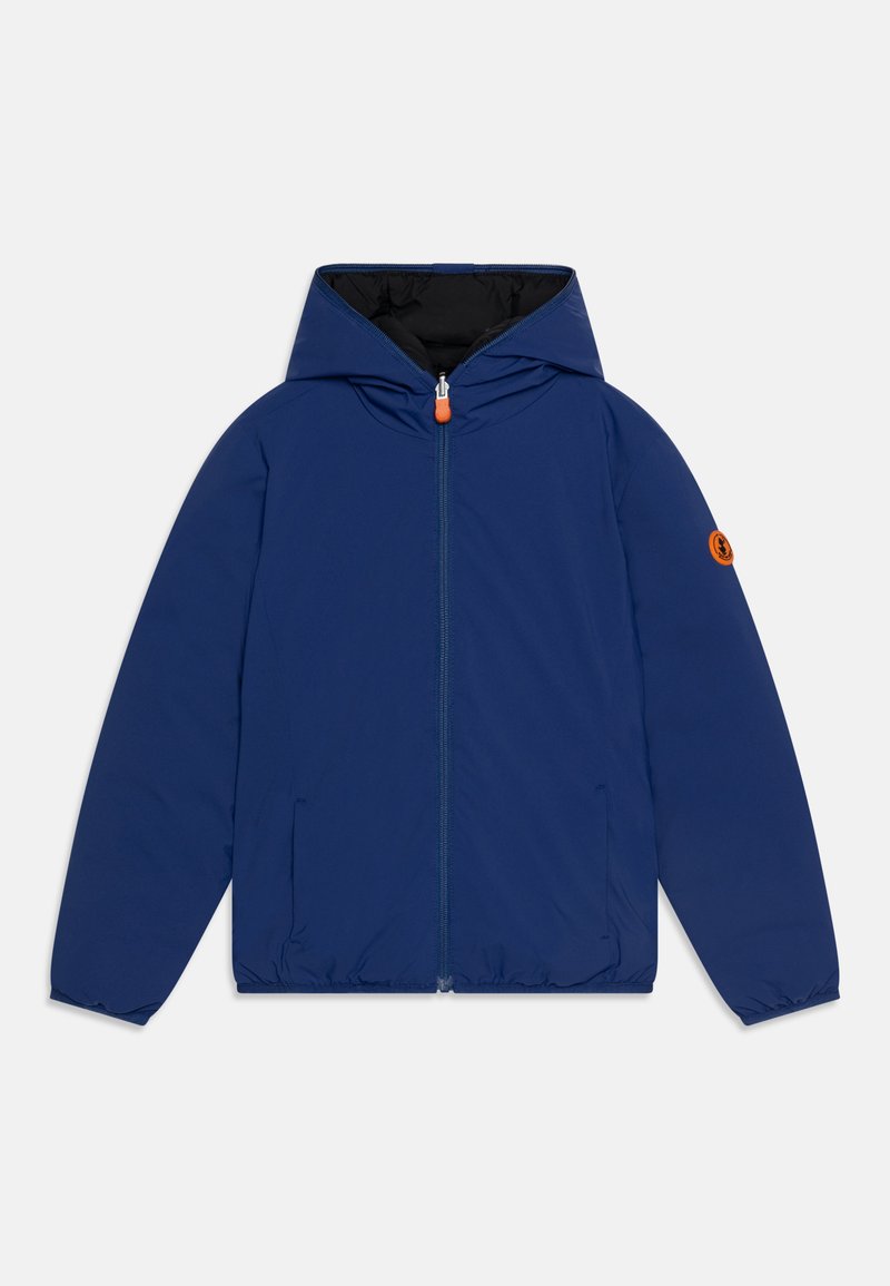 Giacca blu con cappuccio, caratterizzata da una chiusura con zip a tutta lunghezza, polsini elasticizzati e un logo applicato sulla manica. Realizzata in tessuto leggero e morbido.