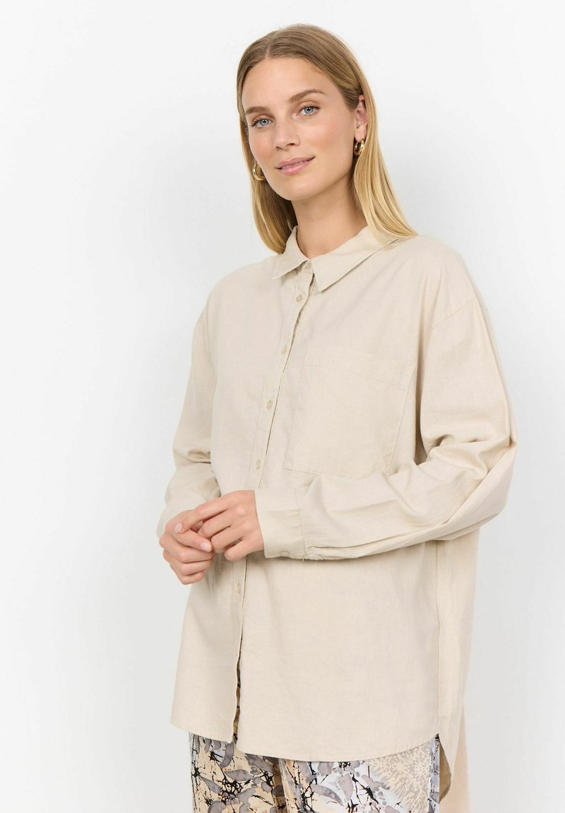 Cremfarbene Button-up-Bluse mit langen Ärmeln, Kragen und einer Brusttasche. Leichter Stoff mit lockerer Passform und seitlichen Schlitzen.