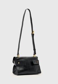 Borsa a spalla in pelle nera con design strutturato, dotata di due tasche frontali, dettagli in metallo dorato e tracolla regolabile.