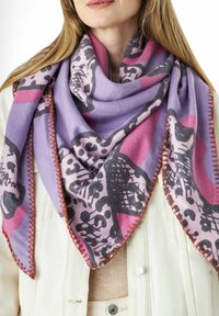 Foulard à motifs violets et roses présentant des designs abstraits, avec des coutures orange le long des bords. Tissu doux de forme triangulaire.