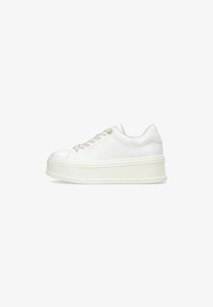 Zapatilla blanca con una punta redondeada, suela de plataforma y acabado texturizado. Diseño con cordones y cordones de color claro con acentos metálicos.