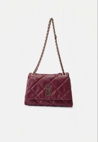 Šūta bordo ādas somiņa ar zeltaina toņa logotipu, ķēdes siksnu un pārklājuma aizdari. Raksturota ar dimanta rakstu un gludu tekstūru.