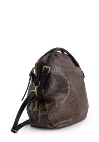 Brązowa skórzana torba na ramię z wytłaczanym wzorem paisley, zamknięciem na suwak, dwoma uchwytami oraz odpinanym paskiem na ramię z złotymi elementami ozdobnymi.