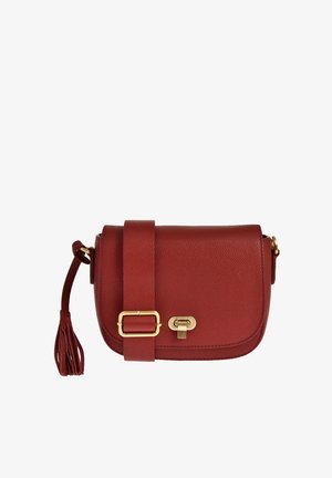 Sac bandoulière en cuir rouge avec une finition texturée, doté d'un fermoir en or, d'une sangle ajustable et d'un pompon décoratif.