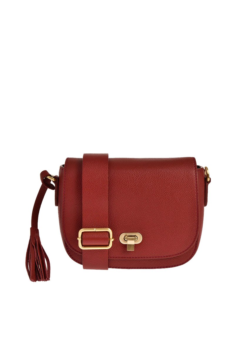 Sac bandoulière en cuir rouge avec une finition texturée, doté d'un fermoir en or, d'une sangle ajustable et d'un pompon décoratif.