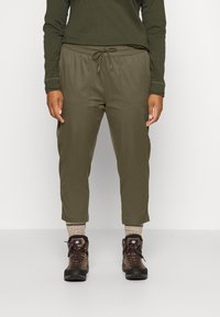 Pantalons tapered légers couleur olive avec taille élastique et cordon de serrage. Comprend deux poches avant et une texture lisse.