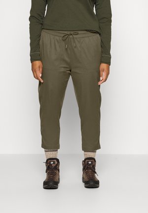 Olivenfarvede, letvægts tapered bukser med elastisk talje og snor. Har to forlommer og en glat tekstur.