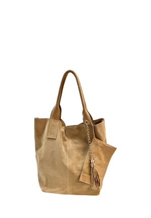 Helle Wildleder-Tasche mit zwei Griffen und passendem abnehmbarem Quasten-Schlüsselanhänger an einer silbernen Kette.