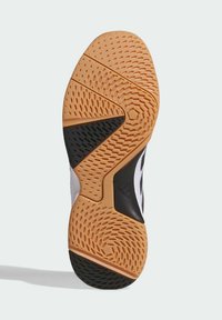 Semelle de chaussure en caoutchouc orange et noir avec des motifs texturés et des rainures pour l'adhérence, présentant un bord supérieur blanc et noir.