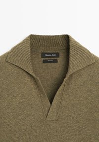 Olivgrüner Woll-Polopullover mit geripptem Kragen und Knopfleiste. Verfügt über einen V-Ausschnitt und eine weiche Textur. Markenetikett innen sichtbar.