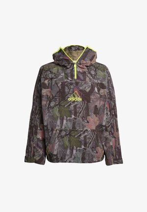 Maskirna dukserica u nijansama zelene, smeđe i sive boje, s vratom na četvrtinu s patentnim zatvaračem, velikim džepom i neon žutim detaljima.