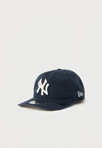 Gorra de béisbol azul marino con logo bordado en blanco, visera curva y correa ajustable. Confeccionada en algodón, con un acabado de tela texturizada.