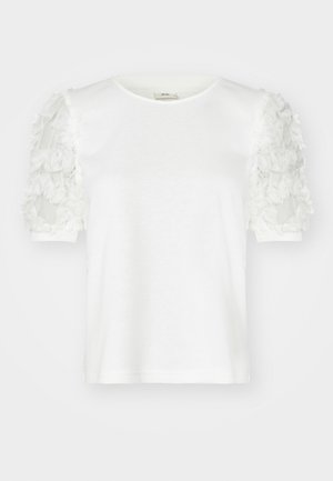 Valge lühikeste varrukatega t-särk, millel on lilleline aplikaadikaunistus varrukatel, ümar kaelus ja pehme puuvillane kangas.