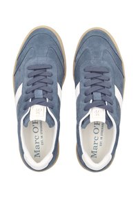 Des baskets en suède bleu avec des rayures blanches, des bouts ronds et des lacets plats. Semelle en caoutchouc avec un accent beige. L'intérieur présente le logo de la marque.