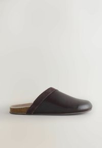 Zueco marrón de cuero sin cordones con una banda suave de ante, plantilla de corcho y acabado liso, con punta redondeada y diseño minimalista.