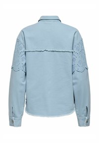 Svetlomodrá košeľa s dlhými rukávmi s očkovou čipkou na horných častiach rukávov a strapcami na zadnej strane a manžetách.