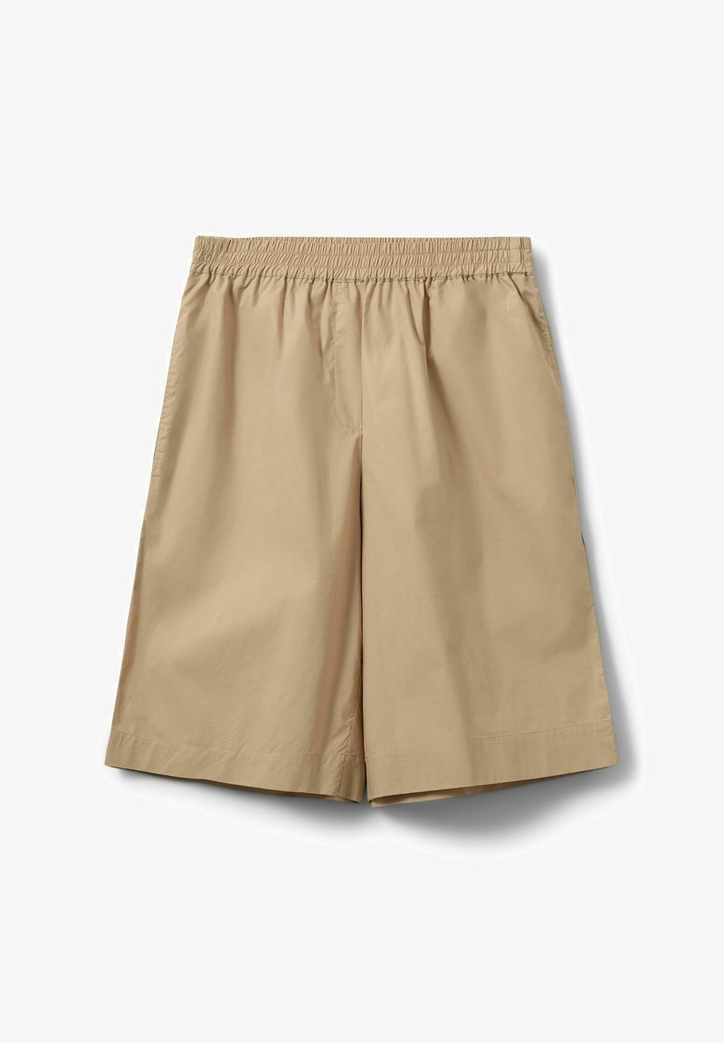 Shorts beiges mi-cuisse avec taille élastique et poches latérales, en tissu léger et lisse.