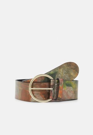 Læderbælte med en gylden rund spænde, med et plettet mønster i brunlige, grønne og orange nuancer.