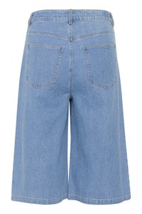 Culottes en denim bleu clair avec une coupe décontractée, dotés de deux poches arrière et d'une taille haute. Texture lisse, coutures nettes.