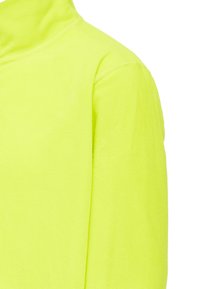 Fluorescerende gul fleece-top med høj krave, blød tekstur og syede sømme, skåret til en afslappet pasform.