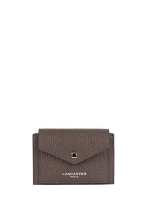 Portefeuille en cuir marron texturé avec fermeture à bouton-pression, embossé du logo "Lancaster Paris" en blanc à l'avant.