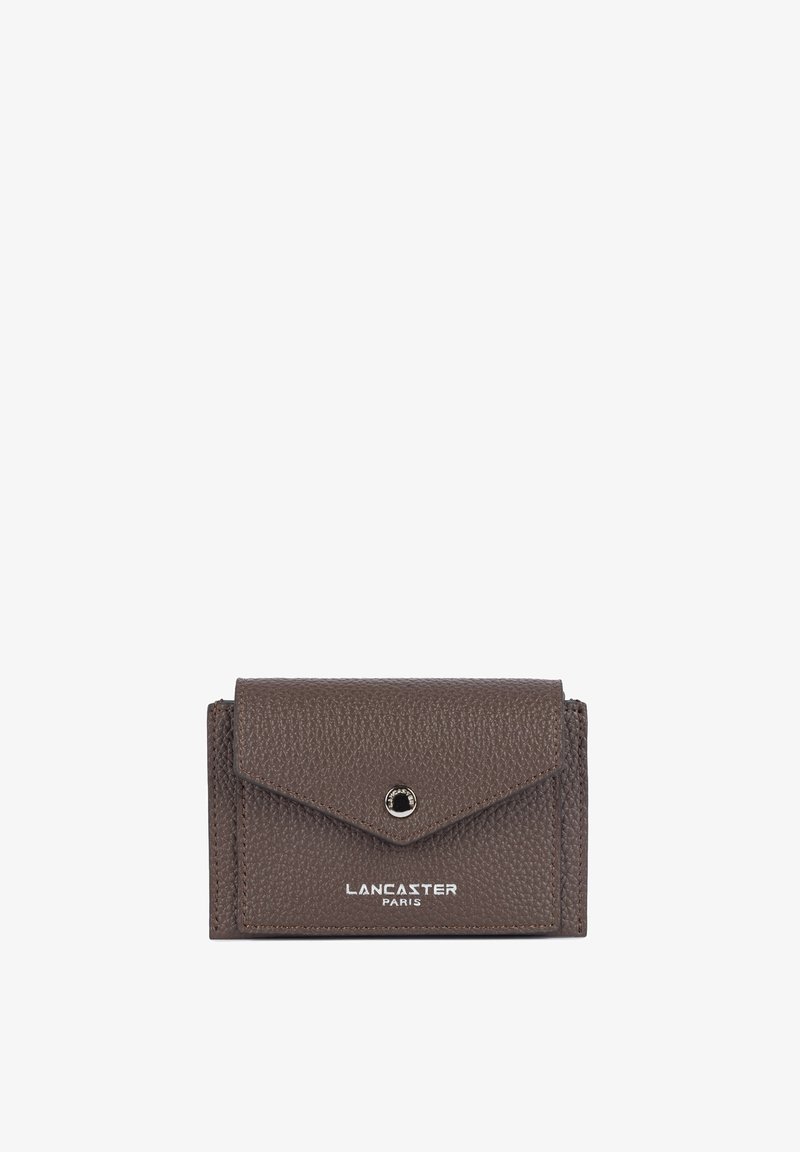 Portefeuille en cuir marron texturé avec fermeture à bouton-pression, embossé du logo "Lancaster Paris" en blanc à l'avant.
