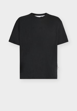 Sort kortærmet rundhals T-shirt med subtil præget skrift på brystet og en lille hvid stofmærkat i sidesømmen.