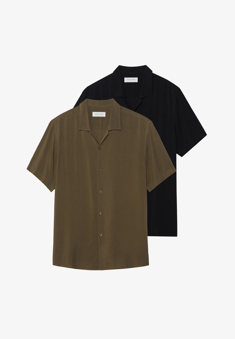 Cămașă cu mânecă scurtă, cu nasturi, în verde măsliniu și negru, realizată dintr-un material neted, cu tiv drept și guler ascuțit, având o strălucire subtilă.