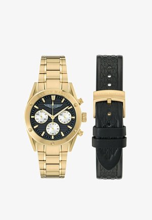 Kulla toonis Aston Martini kronograafkell musta sihverplaadiga, kolme alamnumbrilaudiga ja bränditud käevõruga, mis on ühest küljest ühendatud musta mustriga nahkrihmaga.