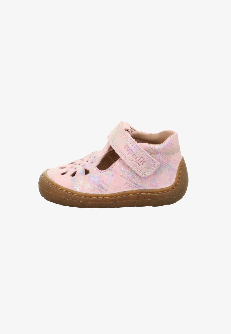 Chaussure pour enfant rose avec des découpes, sangle Velcro, semelle en caoutchouc texturé et finition scintillante réfléchissant des motifs de lumière.