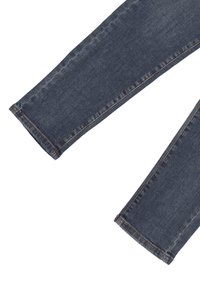Jeans in denim di colore blu scuro, design a gamba dritta con un lavaggio classico, caratterizzati da un leggero sbiadimento e doppie cuciture lungo le cuciture.