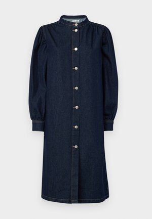 Temno modra denim obleka z mandarin ovratnikom, dolgimi napihnjenimi rokavi in sprednjim zapenjanjem na gumbe, ki vsebuje srebrno kovinsko opremo in subtilne šive.