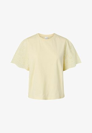 Lichtgele blouse met korte mouwen, een ronde halslijn en oogjeskantdetails op de wapperende mouwen.