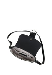 Bolso cruzado negro con un exterior suave, correa ajustable y un interior de un beige claro que presenta múltiples compartimentos y un bolsillo con cremallera.