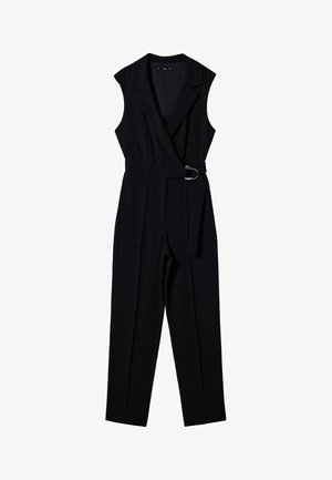 Combinaison noire avec un décolleté en V profond, un design cache-cœur et une large ceinture avec une boucle en argent. Texture douce et mate avec une coupe ajustée.