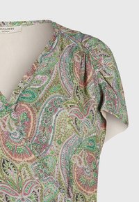 Blusa cruzada de manga corta, con un colorido patrón de paisley en verde, rosa y crema. Tejido suave con una textura sutil.