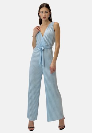 Lichtblauw geplooide jumpsuit met een diepe V-hals, ceintuur in de taille en wijde pijpen; soepele stof, mouwloos ontwerp en minimalistische accenten.
