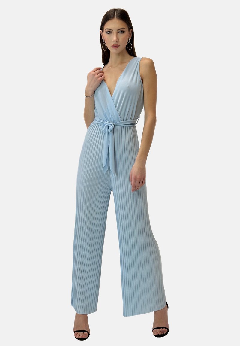 Ljusblå plisserad jumpsuit med djup V-ringning, bältesmidja och vida ben; slät textur, ärmlös design och minimalistiska detaljer.